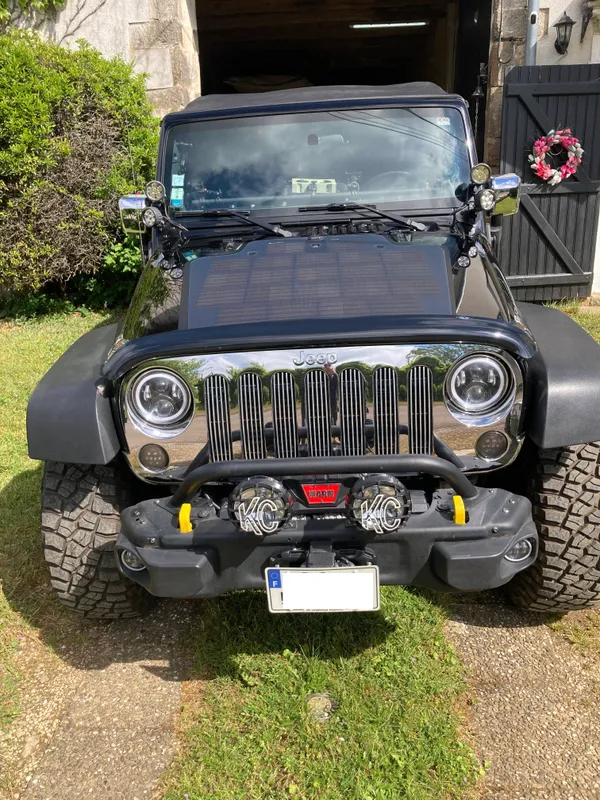 Jeep Wrangler JK Lensun 105W 12V Hood Flexible Solar Panel